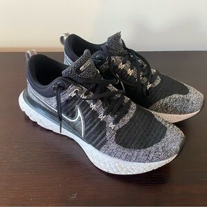 Nike Men's Black and White Athletic Shoes